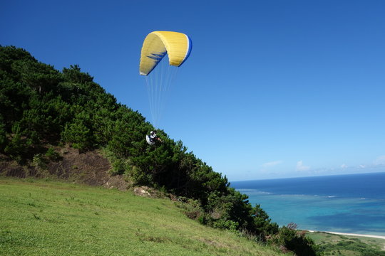 Paragliding &uuml;ber dem Meer im Pazifik am Strand von Ishigaki Japan