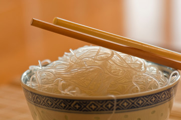 Reisnudeln in chinesischer Schale / Chinese rice noodles in bowl