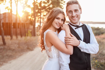 Obraz premium Happy couple celebrating their wedding outdoors