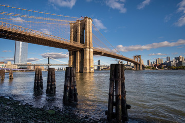 Fototapeta premium Brooklyn Bridge in daylight view from Lower East Side waterfront