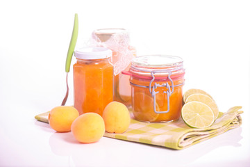 Aprikosenkompott und Marmelade