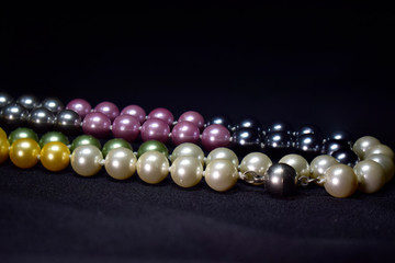 Real pearl necklacernIs a natural pearl that comes from shells, beautiful and expensive