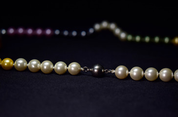 Real pearl necklacernIs a natural pearl that comes from shells, beautiful and expensive