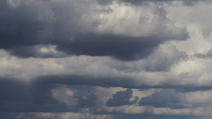 Fototapeta na wymiar Bases nuageuses tourmentées, temps orageux