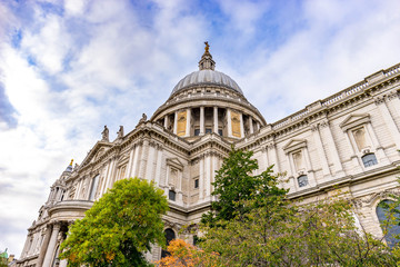 Fototapeta na wymiar St Pauls Cathedral in London at cloudy day