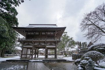 どっしりとした門が美しい雪積る妙宣寺