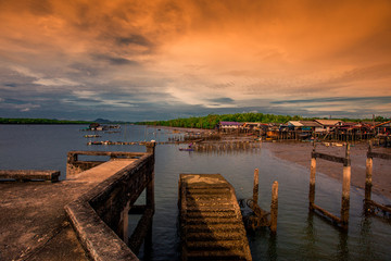 Obraz premium Samchongtai Homestay-Phang Nga: October 20, 2019, the atmosphere of the jetty, there are no children running during the holidays, Sam Chong Tai Viewpoint, Kalai, Takua Thung District, Thailand