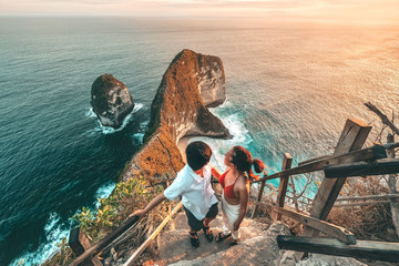 Paar reizen uitzicht op landschap met Kelingking strand, Nusa Penida eiland Bali, Indonesië
