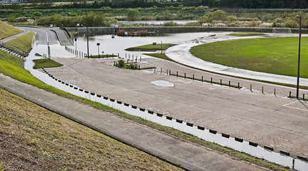 道路が冠水している境川遊水地公園の風景