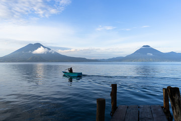 Un barco salió del embarcadero en el Lago de Atitlán Guatemala.