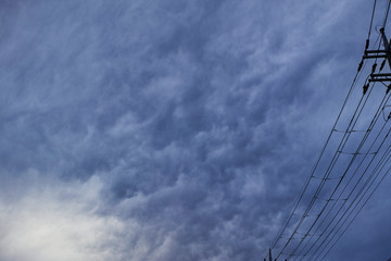 Obraz na płótnie Canvas 暗い雨雲と電線