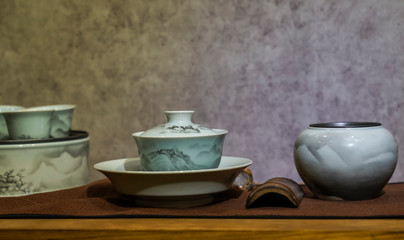 Ceramic cover bowl