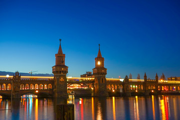 Fototapeta premium Metro Birdge at Berlin