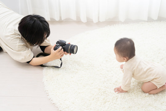 赤ちゃん　育児　撮影