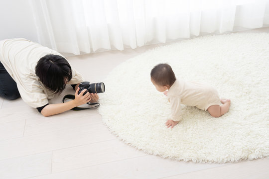 赤ちゃん　育児　撮影