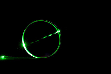 Ein grüner Laser wird durch ein Prisma gelenkt