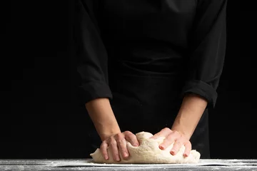 Foto op Plexiglas Chef works with dough and flour on a dark background © Anton