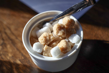 brown and white cane sugar cubes