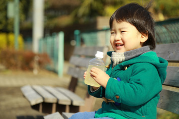 ジュースを飲む男の子