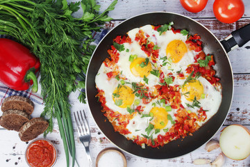Fried egg with tomatoes and bread