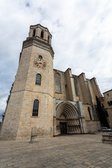 Fototapeta na wymiar old biulbings church in Spanish town