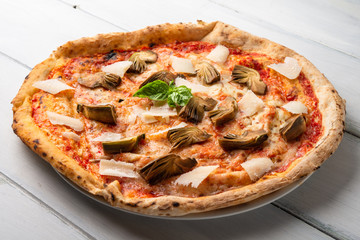 Pizza con carciofi e scaglie di grana, cucina Italiana