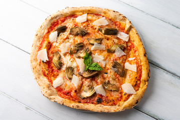 Pizza con carciofi e scaglie di grana, cucina Italiana