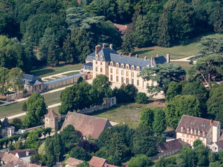 Obraz premium vue aérienne du château d'Abondant dans le département d'Eure-et-Loir en France