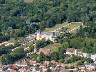 vue aérienne du château d'Abondant dans le département d'Eure-et-Loir en France