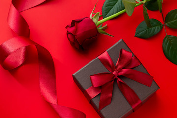 赤いバラと赤いリボンのギフトボックスのプレゼントのイメージ