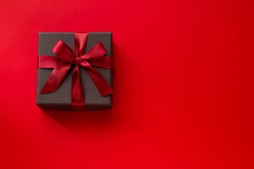 赤いリボンで結ばれた箱のプレゼントのイメージ