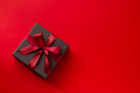 赤いリボンで結ばれた箱のプレゼントのイメージ