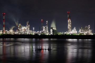 Fototapeta premium 水面にうつる工場群