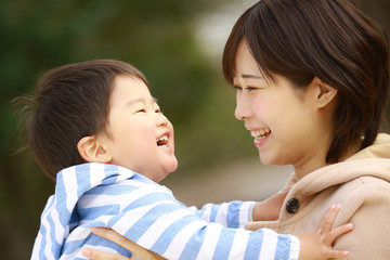 笑顔の親子