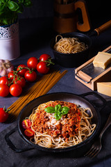wholegrain spaghetti with tomato sauce and minced meat
