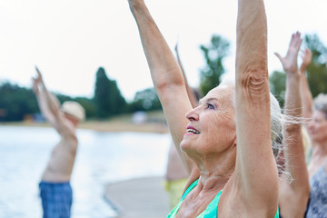 Senior Frau beim Stretching in der Reha