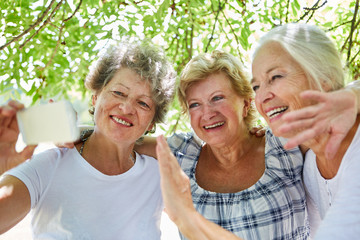 Drei fröhliche Senior Frauen machen ein Selfie