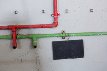 veraltete Wasserleitung an Wand