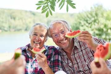 Glückliches Paar Senioren beim Melone essen