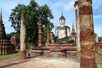 Fototapeta na wymiar Escultura de Buda en el Parque histórico de Sukhothai, Tailandia.