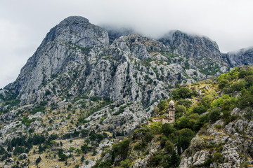 kościół nad starym miastem Kotor, Czarnogóra, UNESCO