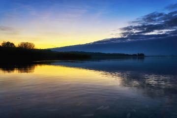 Fototapeta na wymiar Beautiful sunset in the evening over the lake.
