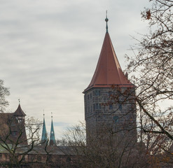 Fototapeta na wymiar Tiergärtnertorturm und Kirchtürme St. Sebaldus Nürnberg