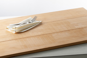 madera tablas roble y cubiertos, cenital. wood oak tables and cutlery, overhead.