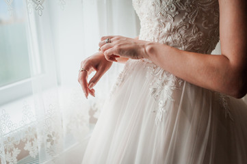 Bride wearing bracelet on the hand