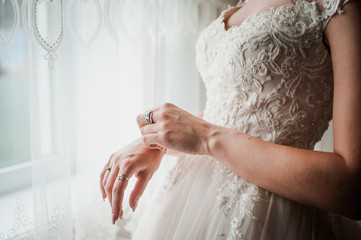 Obraz na płótnie Canvas Bride wearing bracelet on the hand