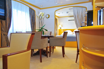 Schlafzimmer und Wohnzimmer mit Esstisch in Luxuskabine Suite auf Kreuzfahrtschiff Yacht Seadream 1...