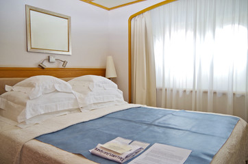 Schlafzimmer in Luxuskabine Suite auf Kreuzfahrtschiff