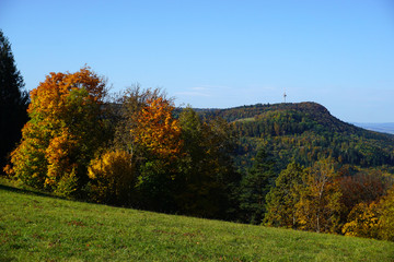 Herbstlandschaft auf der Schwäbischen Alb, Blick zum Lochen und Plettenbergturm © JRG