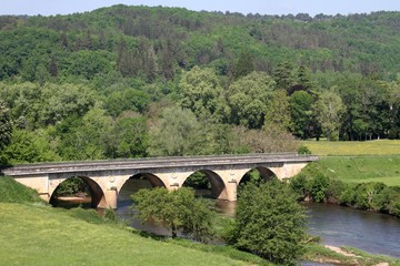 Fototapeta na wymiar pont sur la Dordogne